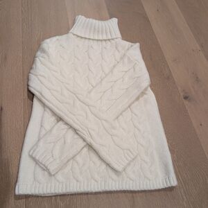 Wind River White Cable Knit Turtleneck Sweater – Size Medium